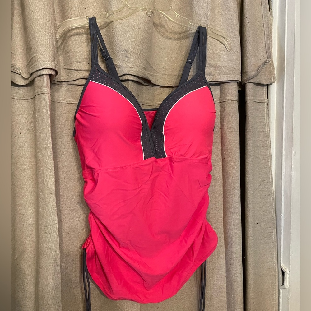 Tankini top, NWOT, size XXL, hot pink and grey